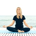 Femme calme et zen faisant du yoga avec une vie bien organisée grace bloc note